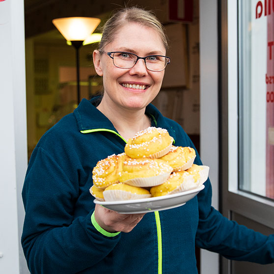 Jennie med ett fat saffransbullar