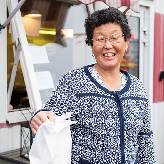 Lena med en take away-påse