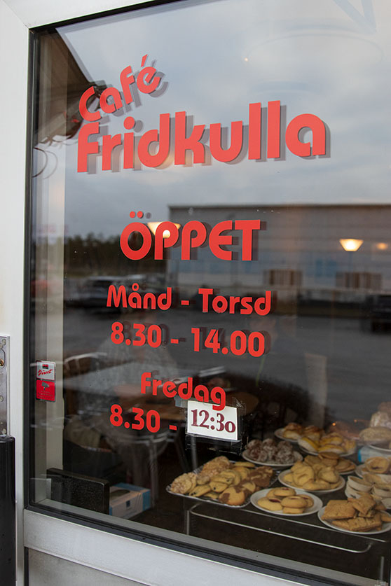 Fridkullas öppettider på dörren