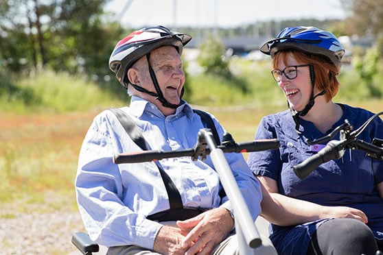 Torsten och Petra skrattar