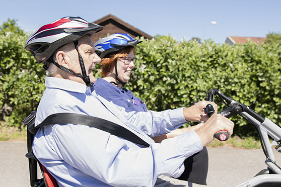 Torsten och Petra cyklar