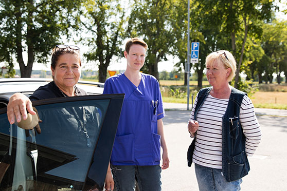 Marie, Desirée och Agneta framför en bil