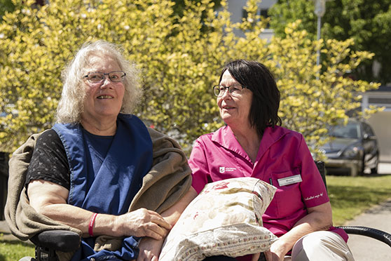 Viola tillsammans med Gunilla ute i solen