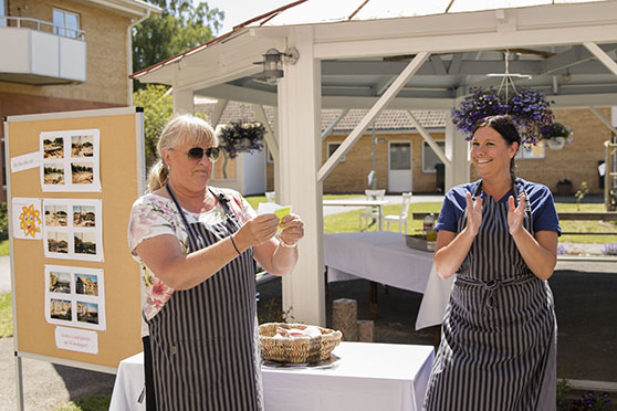 Fia och Helen lottar namn