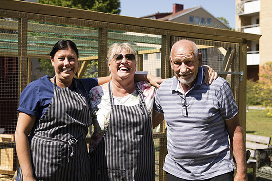 Helene, Fia och Hans utanför hönshuset