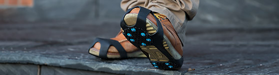 bild på skor med halkskydd