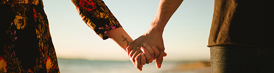 Par som håller handen