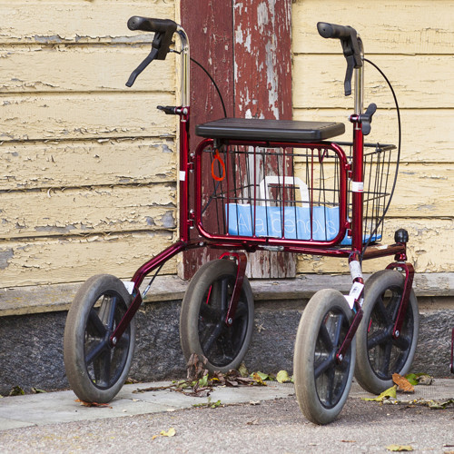 bild på rollator mot vägg
