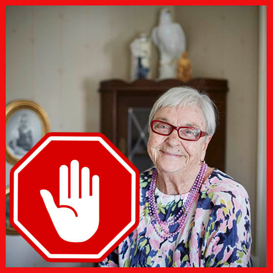 Äldre kvinna och en symbol med en röd hand