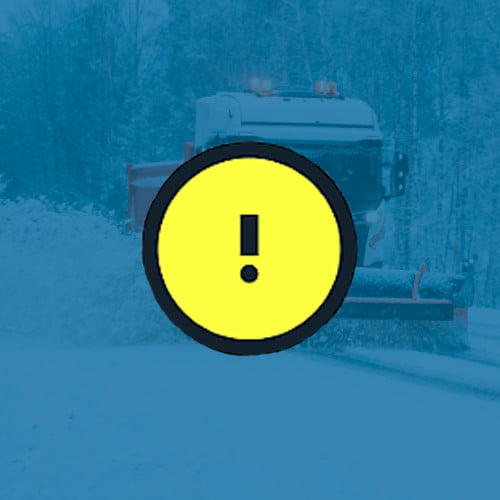 bild på en snöplog bakom blått filter och en gul vädervarningssymbol