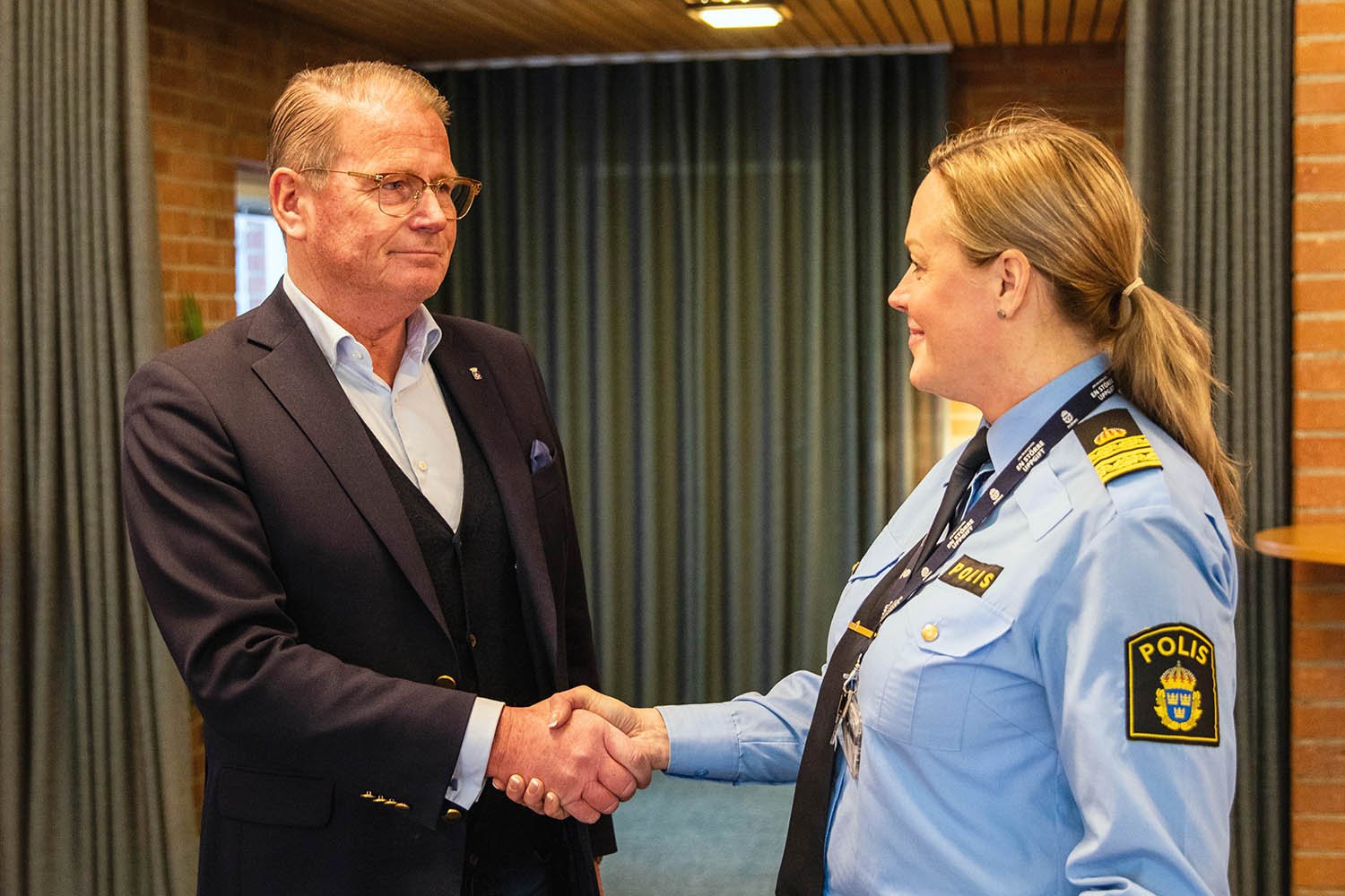 Foto Harald Hjalmarsson och Sofia Karlsson skakar hand