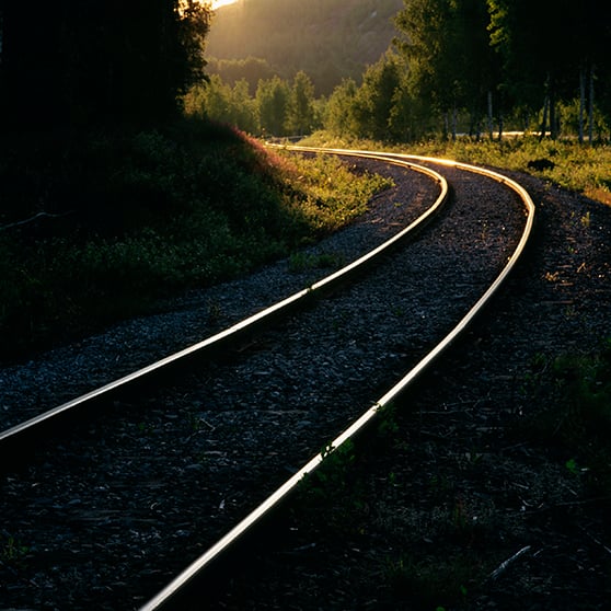 bild på oeletrifierad järnväg i solljus