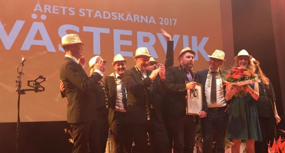 Representanter för Västervik jublar över segern