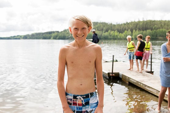 Tobias på stranden