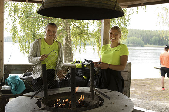 Två tjejer som tänder en grill