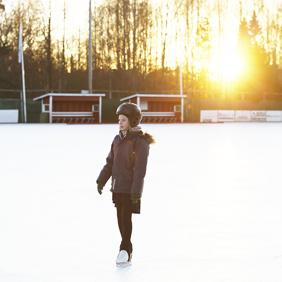 barn åker skridskor på tom isbana scandinav.se