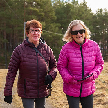May-Britt och Marianne på promenad