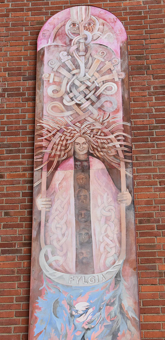 Konstverk med kvinna i fornnordisk stil på fasad