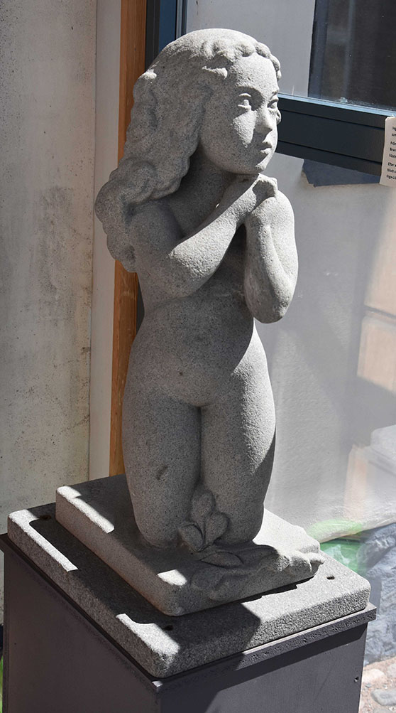 Staty av flicka