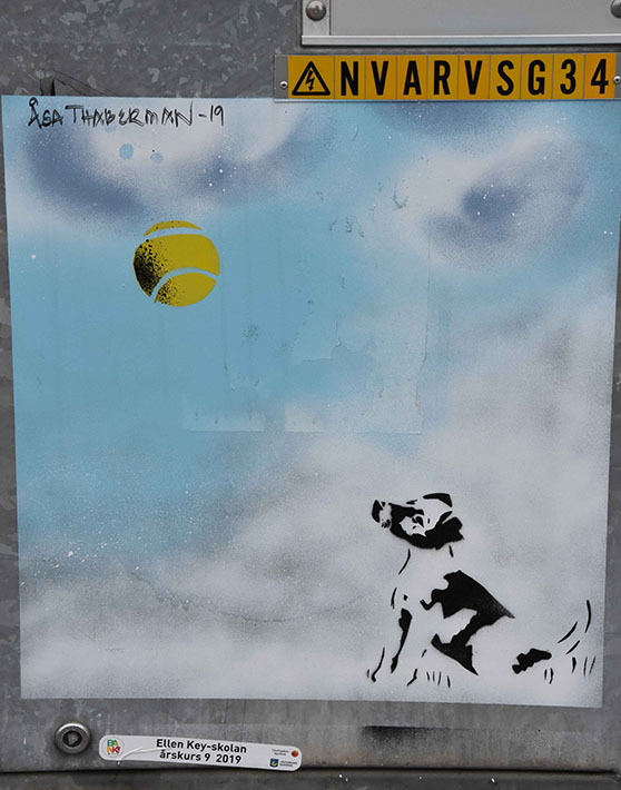 Konstverk med hund som hoppar efter boll