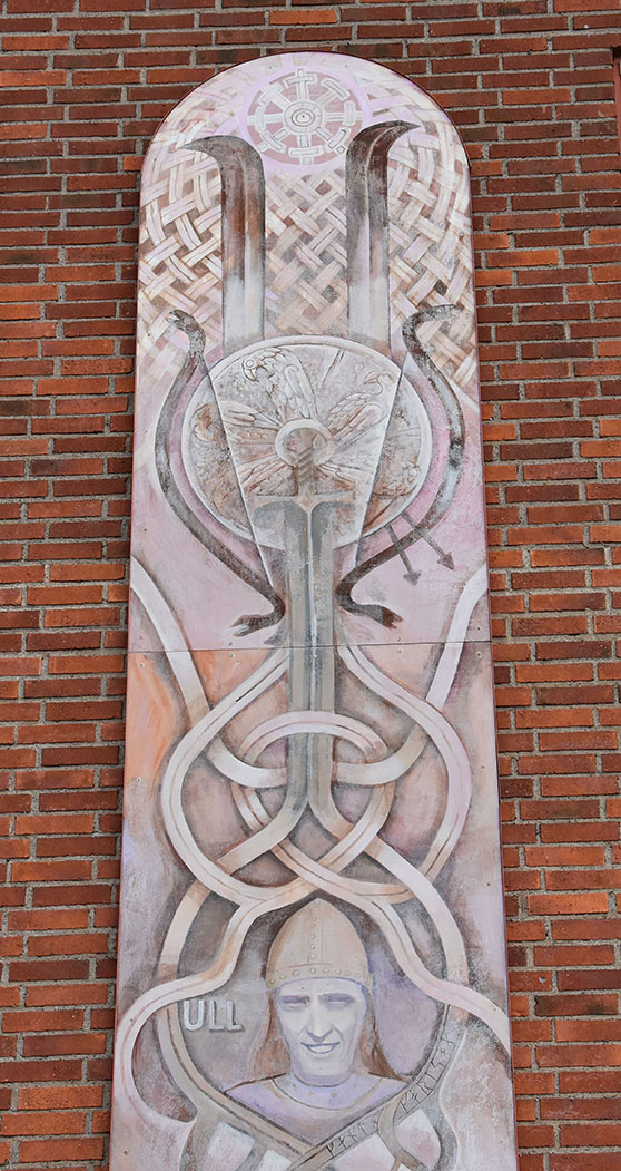 Konstverk med man i fornnordisk stil på fasad