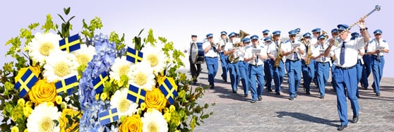 Musikkår och blombukett med svenska flaggor i