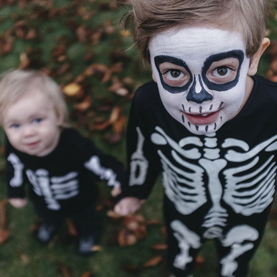 Två barn utklädda till skelett