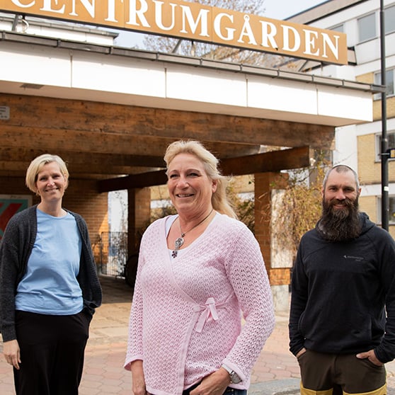 Helene, Charlotte och Niklas utanför Centrumgården