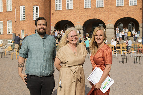 Personal framför skolan på avslutningen