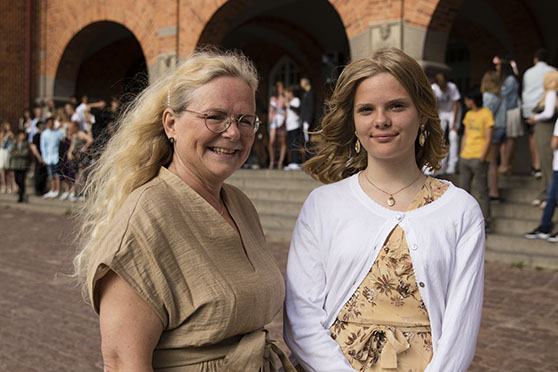 Rektor och en elev på skolavslutningen