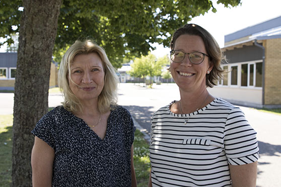 Helene och Nina utanför skolan