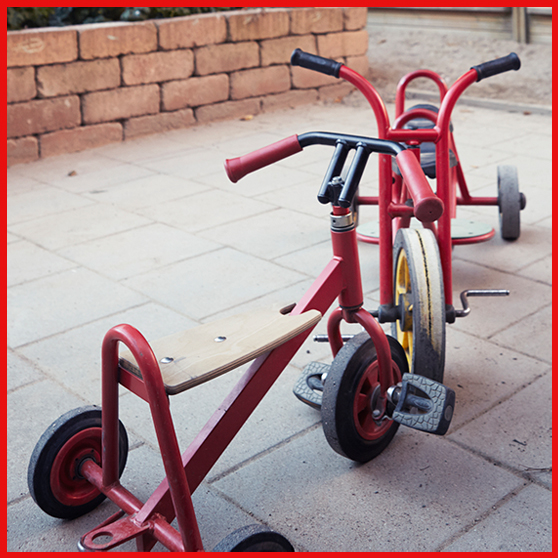 bild på trehjulingar i en röd ram