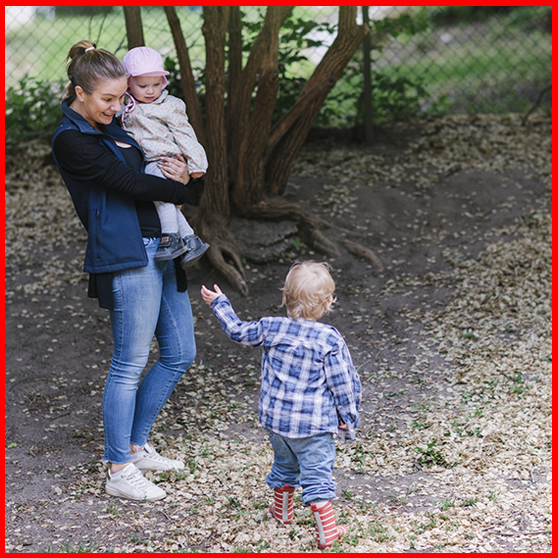 bild på vuxen kvinna med två barn i en röd ram